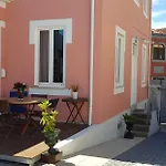 Prázdninový dům Luxurious Pink House And Parking