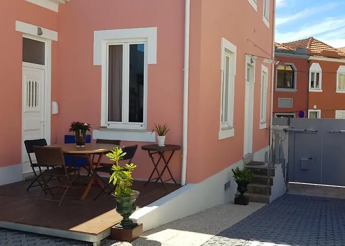 Ferienhaus Luxurious Pink House And Parking