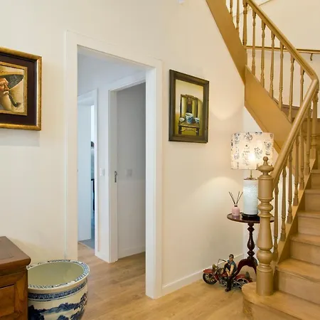 Vakantiehuis Luxurious Pink House And Parking