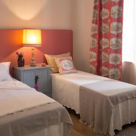 Vakantiehuis Luxurious Pink House And Parking