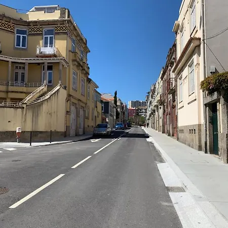 Luxurious Pink House And Parking Vakantiehuis Porto