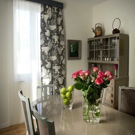 Vakantiehuis Luxurious Pink House And Parking