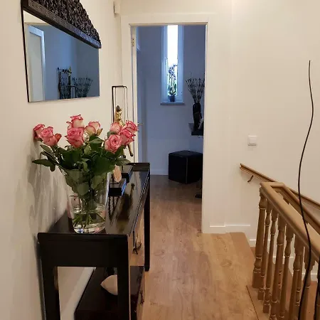 Vakantiehuis Luxurious Pink House And Parking