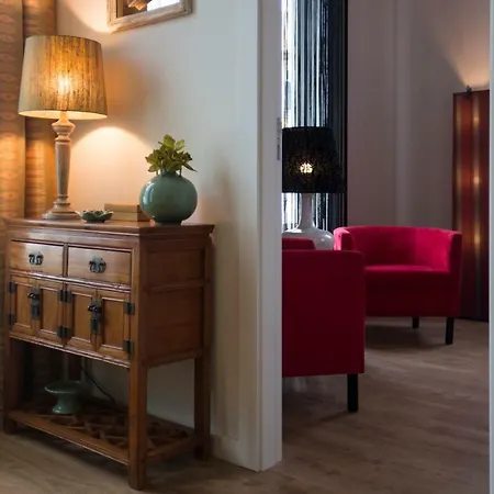 Vakantiehuis Luxurious Pink House And Parking