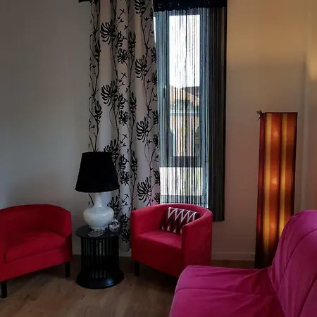 Vakantiehuis Luxurious Pink House And Parking *