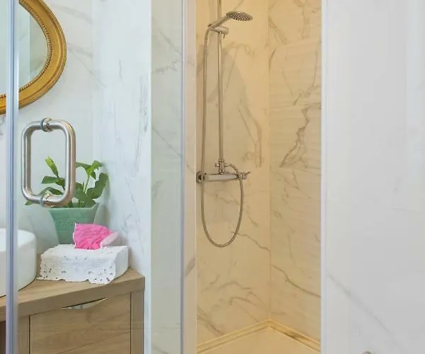 Luxurious Pink House And Parking *