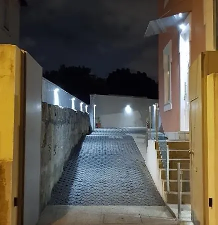 Дом отдыха Luxurious Pink House And Parking Порту